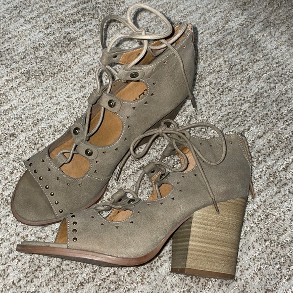 BKE Heels - Picture 2 of 3